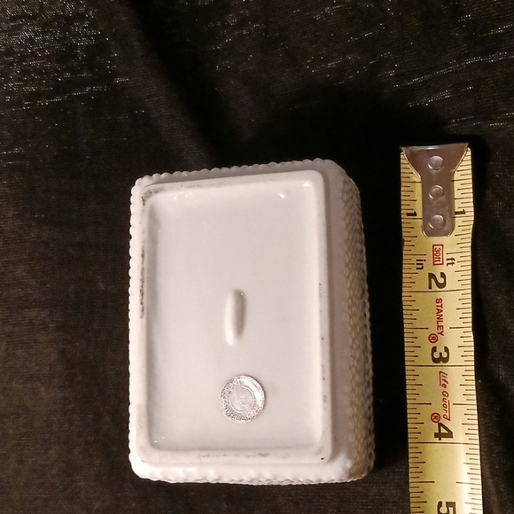 Painted porcelain jewelry box, vintage Fred Roberts Company, roses, gold trim - Picture 3 of 5